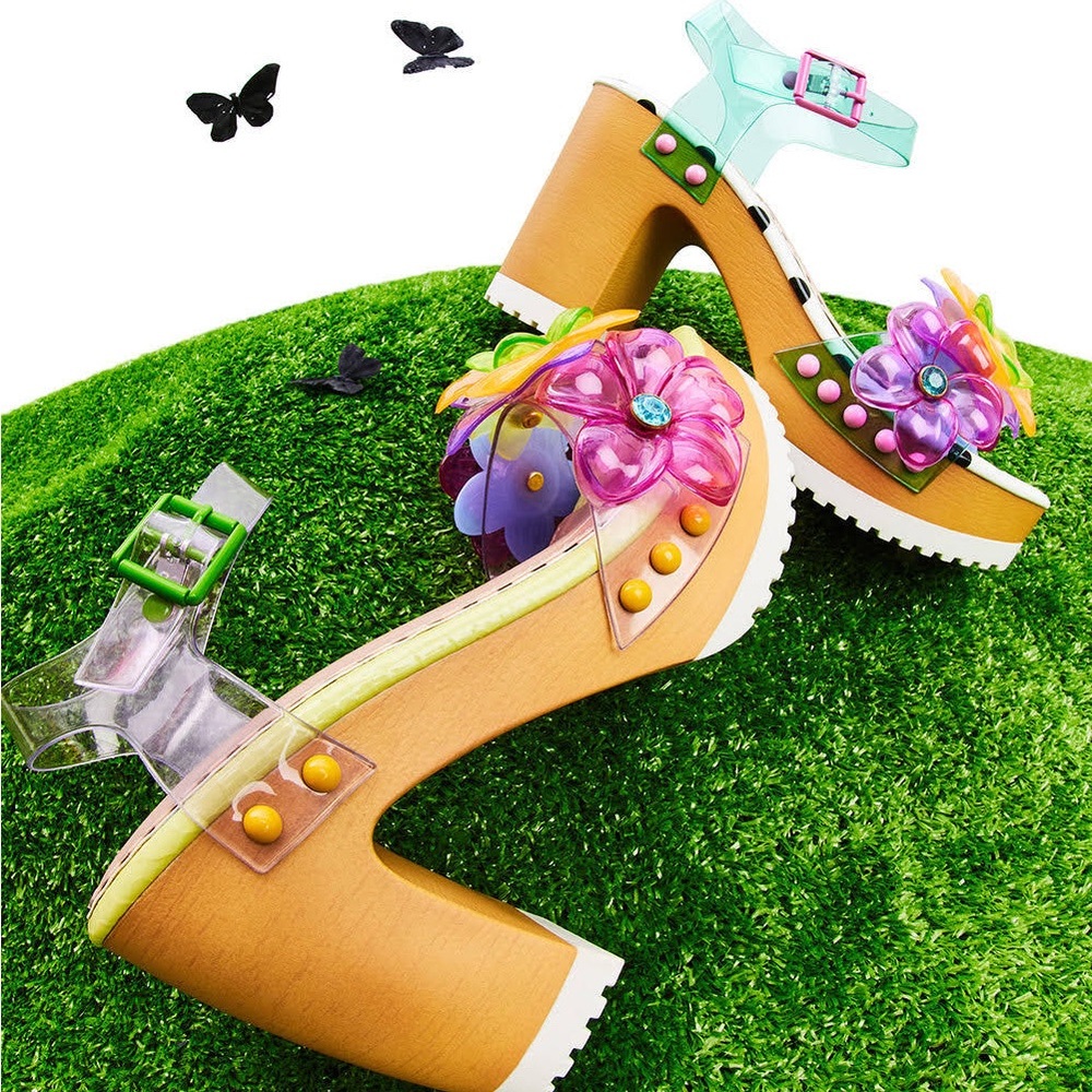 NIB Betsey Johnson, the Beckett Flower Wood Clear Strap Platform Sandals